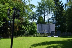 Jardin arrière avec trampoline